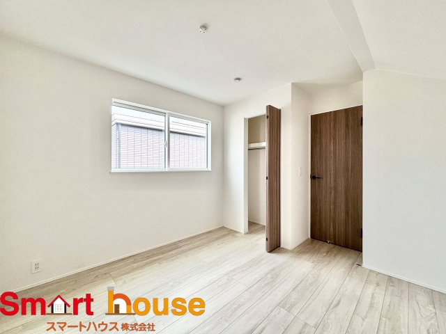 伊勢原市高森台1丁目　最終1棟の洋室|木目のフローリングが暖かみのある室内に。明るい寝室で心地のいい朝を迎えられそう。