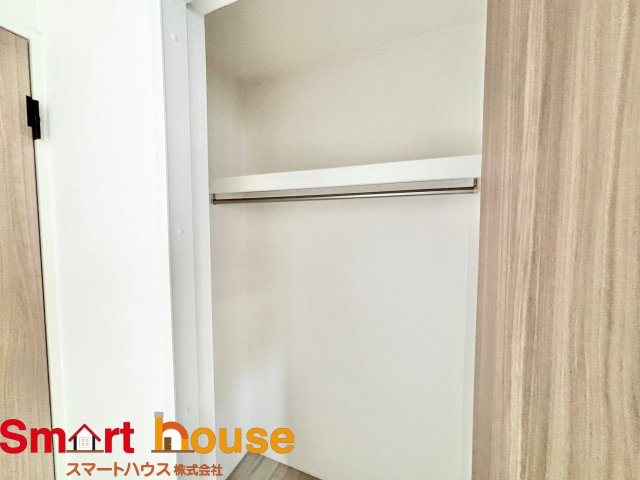 伊勢原市高森台1丁目　最終1棟の収納|お洋服を大切にされる方に大変喜ばれる、憧れのウォークインクローゼット。
お洋服以外にも掃除機やスーツケースなどを一箇所に集約できるのは魅力ですね！
扉が一箇所ですので、お部屋の見た目にもスッキリ！