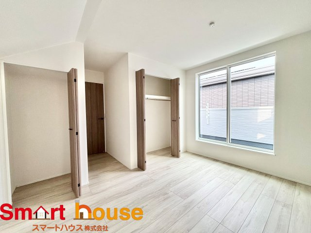 伊勢原市高森台1丁目　最終1棟の洋室|大きな窓からたっぷりの日差しが降り注ぐ明るい室内です。気持ちの良い朝日を受けて、目覚めの良い健康的な朝を迎えられそうです。 