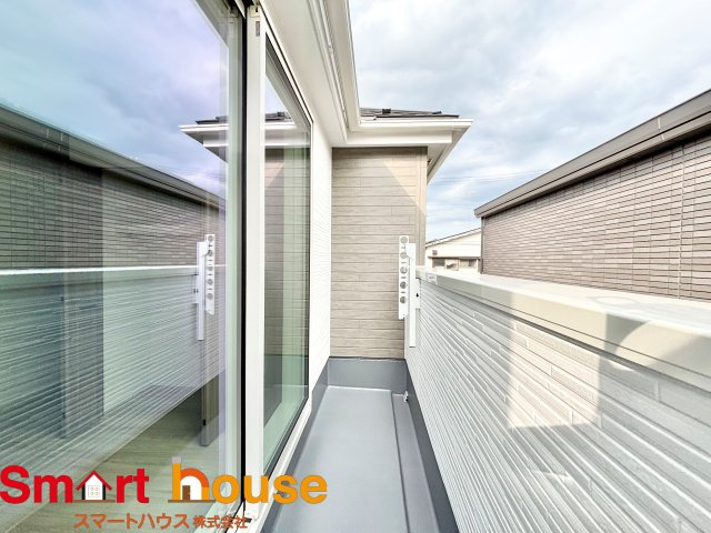 伊勢原市高森台1丁目　最終1棟のバルコニー|開放的なバルコニーは見晴らしもよく、太陽の温かな温もりをめいっぱい受け止めてくれます。太陽の光と爽やかな風を受けたお洗濯物はあっという間に乾き、取りこむ時には太陽の匂いを感じられそうですね。