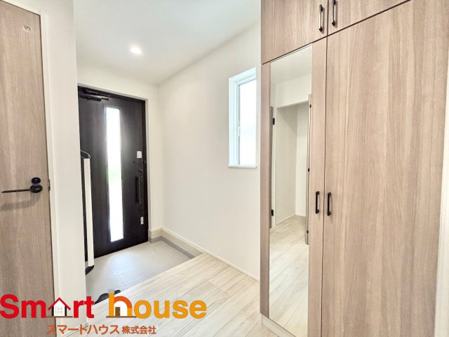 伊勢原市高森台1丁目　最終1棟の玄関|シンプル且つモダンなエントランス＆ホール。ゆとりを感じさせる上質で明るい空間が住む人や訪れる人を心地よく迎え入れてくれます。