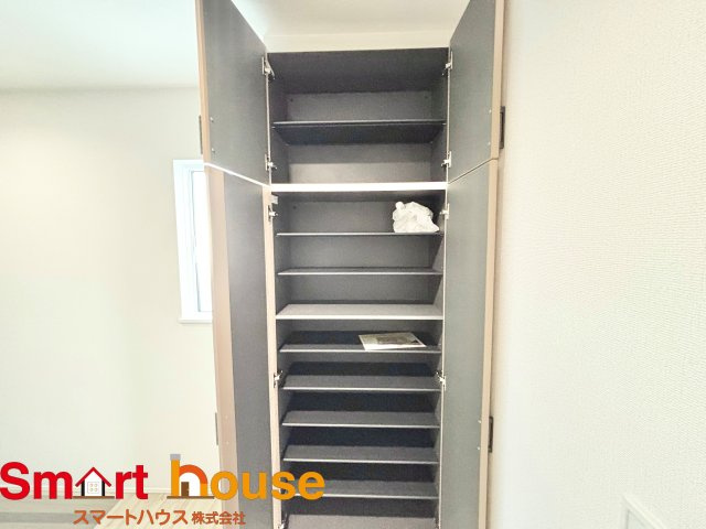 伊勢原市高森台1丁目　最終1棟の収納|大型のシューズボックスがあるだけで靴を収集している方も大家族でも安心！
置きっぱなしの靴を収納できるので玄関がスッキリ！