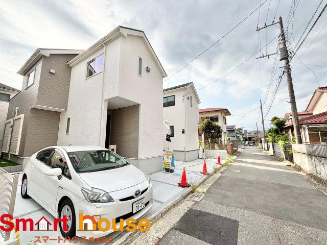 伊勢原市高森台1丁目　最終1棟の前面道路含む現地写真|お住まいの前面道路が広いと駐車が楽になり、陽当たりも遮られないので明るく居心地の良いお家になります♪