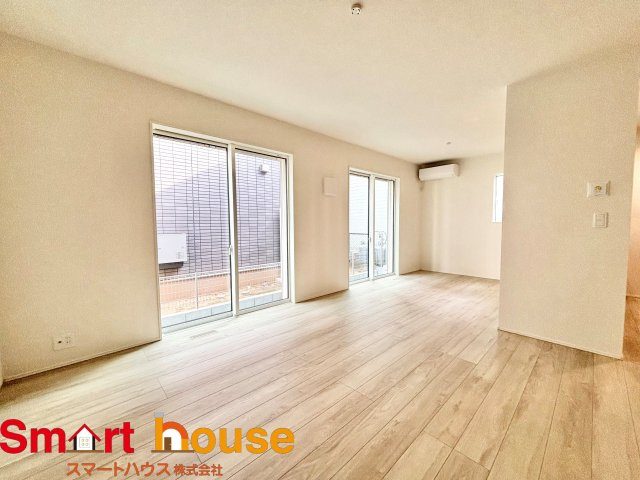 伊勢原市高森台1丁目　最終1棟の居間・リビング|ホームパーティのお客様が増えても、これだけ広いリビングなら大丈夫！