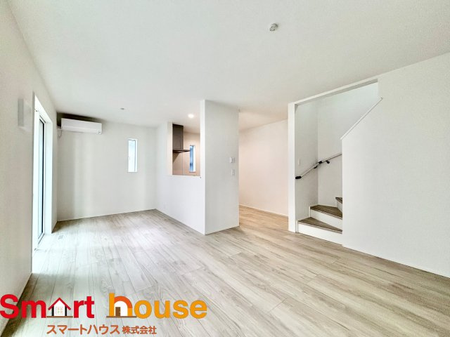 伊勢原市高森台1丁目　最終1棟の居間・リビング|大切なご家族が集まるからこそＬＤＫはこだわりたい！休日はおひさまの光をたっぷりと取りこめるリビングでゆったりと過ごしませんか？子供たちが元気に笑いながら走り回っても十分な広さの空間です。