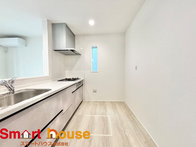 伊勢原市高森台1丁目　最終1棟のキッチン|ご夫婦や親子での料理をする時間が楽しくなる使い勝手の良い、広いワークトップ♪