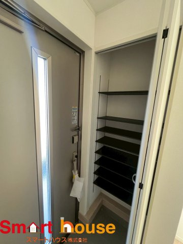 相模原市緑区町屋第36　新築1棟の玄関|大型のシューズボックスがあるだけで靴を収集している方も大家族でも安心！
置きっぱなしの靴を収納できるので玄関がスッキリ！