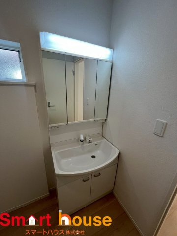 相模原市緑区町屋第36　新築1棟の独立洗面台|ゆとりの洗面スペースで朝の身支度も快適スムーズに。３面鏡で髪のセットやお化粧もストレスなくこなせ、朝から気分良く通勤通学に向かえそうですね！鏡の裏にはたっぷりと収納スペースを標準装備！