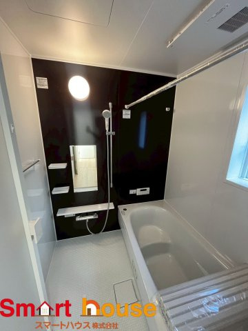 相模原市緑区町屋第36　新築1棟の浴室|一日の疲れを癒してくれる場所なので、快適に過ごして頂く為にゆったりサイズのバスタブを用意しました。是非半身浴をお楽しみ下さい。空気が籠らない様に小窓も設置しております。