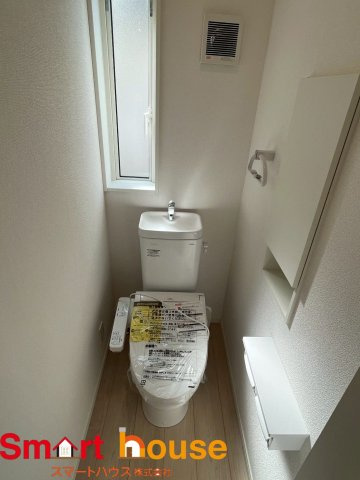 相模原市緑区町屋第36　新築1棟のトイレ|節水型でエコなトイレには、今では当たり前のウォシュレット付き。便座を温める機能もついていて、居心地良くてトイレから出られなくなるかも！換気用に換気扇はもちろん、窓も着いているので常に快適ですね♪