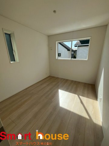 相模原市緑区町屋第36　新築1棟の洋室|大きな窓からたっぷりの日差しが降り注ぐ明るい室内です。気持ちの良い朝日を受けて、目覚めの良い健康的な朝を迎えられそうです。 