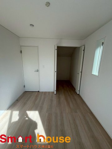 相模原市緑区町屋第36　新築1棟の洋室|家族一人ひとりの大切なプライベート空間。趣味に合わせて使って頂けるようシンプルに仕上げてあります。暮らし心地を大きく左右する収納を、適材適所に配置し使い勝手を考慮しました。