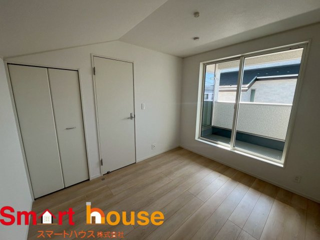 相模原市緑区町屋第36　新築1棟の洋室|大きな窓からたっぷりの日差しが降り注ぐ明るい室内です。気持ちの良い朝日を受けて、目覚めの良い健康的な朝を迎えられそうです。 