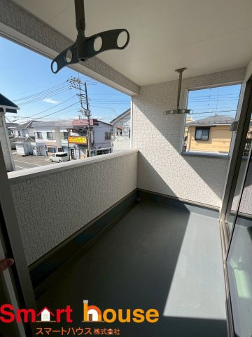 相模原市緑区町屋第36　新築1棟のバルコニー|陽当りの良いバルコニーは、物干しセットを追加すれば、一度にたくさんのお洗濯物が干せるのが魅力！バルコニーは洗濯物を干すだけの場所じゃなく、家族のゆとりのある時間を演出するプライベート空間。