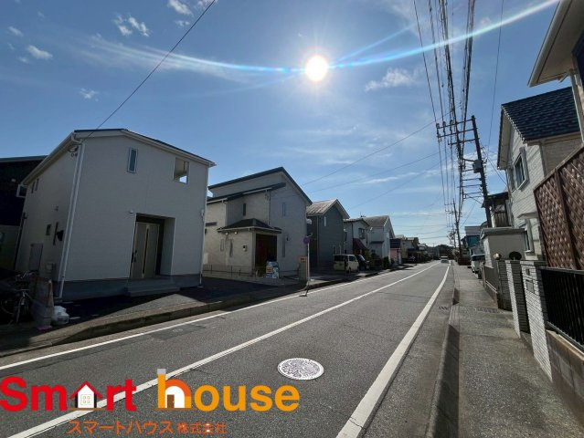 相模原市緑区町屋第36　新築1棟の前面道路含む現地写真|お住まいの前面道路が広いと駐車が楽になり、陽当たりも遮られないので明るく居心地の良いお家になります♪