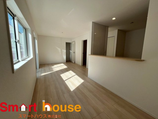 相模原市緑区町屋第36　新築1棟の居間・リビング|導線もしっかりと取れている間取りなので、ダイニングテーブルやソファー、ローテーブルなどの家具もしっかりと配置できます。ゆったりとした広さの空間でご家族だんらんの時間をお過ごしください。