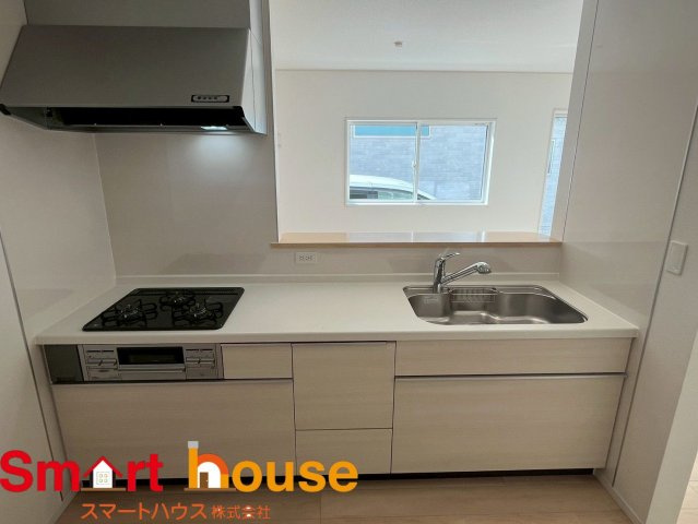 相模原市緑区町屋第36　新築1棟のキッチン|ダイニングからワークスペースを見渡せる、見せるキッチン。ダイニングとの空間のつながりが、スペースのゆとりを生み出します♪