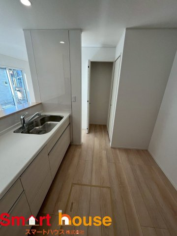 相模原市緑区町屋第36　新築1棟のキッチン|幅広いキッチンに冷蔵庫、カップボードなどを設置しても楽々と料理できます！
スペースにゆとりがあると気持ちもいいですね♪