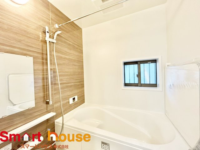 大和市下鶴間　新築1棟の浴室|一日の疲れを癒してくれる場所なので、快適に過ごして頂く為にゆったりサイズのバスタブを用意しました。是非半身浴をお楽しみ下さい。空気が籠らない様に小窓も設置しております。