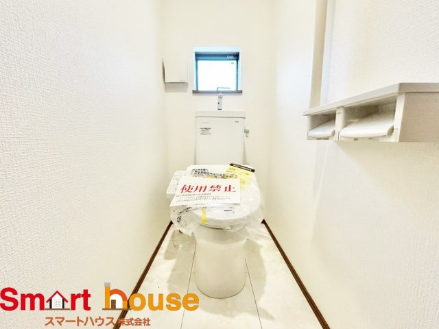 大和市下鶴間　新築1棟のトイレ|節水型でエコなトイレには、今では当たり前のウォシュレット付き。便座を温める機能もついていて、居心地良くてトイレから出られなくなるかも！換気用に換気扇はもちろん、窓も着いているので常に快適ですね♪