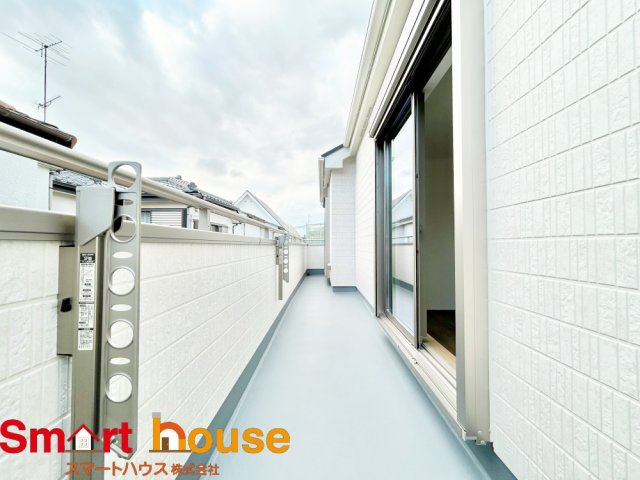 大和市下鶴間　新築1棟のバルコニー|陽当りの良いバルコニーは、物干しセットを追加すれば、一度にたくさんのお洗濯物が干せるのが魅力！バルコニーは洗濯物を干すだけの場所じゃなく、家族のゆとりのある時間を演出するプライベート空間。