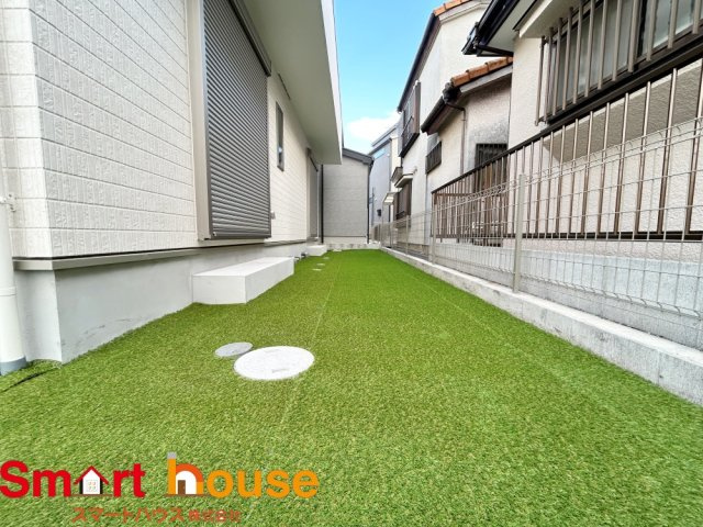 大和市下鶴間　新築1棟の庭|貴重なスペースを有効活用！テラス屋根を設けて室内干しの出来るスペースや、ストックヤードを設置して、お家に入れたくない大型荷物など収納。余すことなく利用価値を高める、魅力のあるスペースをぜひ！