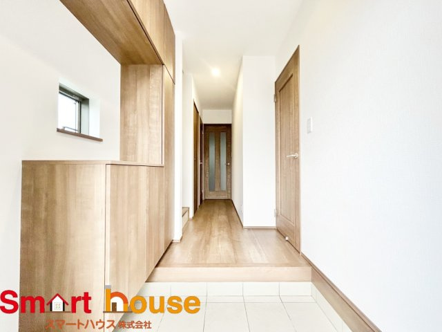 大和市下鶴間　新築1棟の玄関|住む人も来客も入った瞬間にワクワクさせてくれるオシャレな玄関♪
収納もたっぷりあるので、靴がたくさんあっても安心！
気持ちの良い朝は、毎日ここからスタートしていきます♪