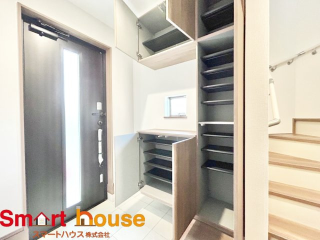 大和市下鶴間　新築1棟の玄関|大型のシューズボックスがあるだけで靴を収集している方も大家族でも安心！
置きっぱなしの靴を収納できるので玄関がスッキリ！