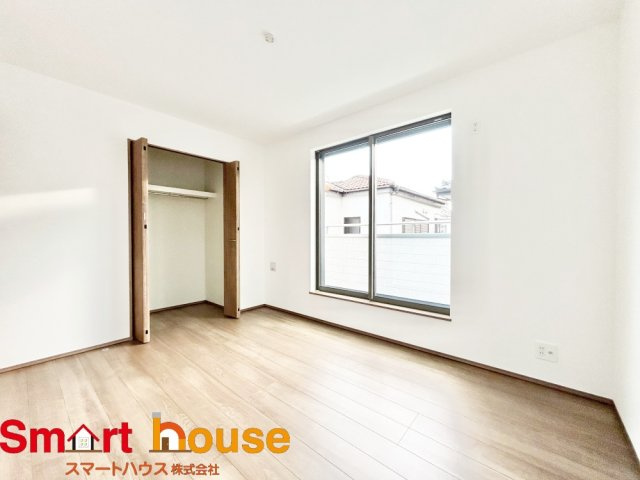 大和市下鶴間　新築1棟の洋室|光が沢山取り込める大きな窓。2面採光なので、日差しを長時間受ける事が出来る暖かいお部屋です。