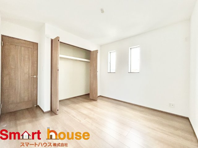 大和市下鶴間　新築1棟の洋室|広々とした居住空間は日々の暮らしを彩り、心のやすらぎと満足感を与えてくれます。通風と採光を考慮した設計は子供たちはのびのび育ち、家族でくつろぎと団らんを生み出します。