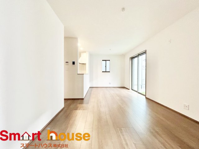 大和市下鶴間　新築1棟の居間・リビング|室内にいても、たっぷりの陽光と爽やかな風を感じて頂ける、開放感あふれるリビングです。
ご家族と穏やかに過ごす、心地の良い時間が流れます。