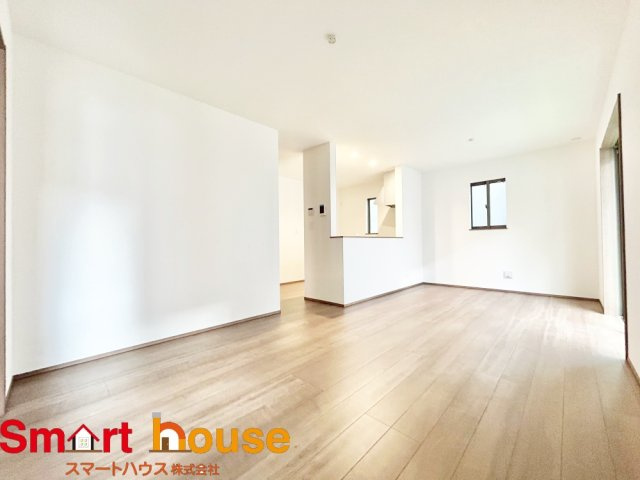 大和市下鶴間　新築1棟の居間・リビング|忙しい朝もしっかり家族が揃って食事をして頂けるゆとりある大きさのダイニングスペース。奥様が作る手料理をたくさん並べて頂き、テーブルで囲む健やかな食事の時間を存分に愉しんで下さい。 