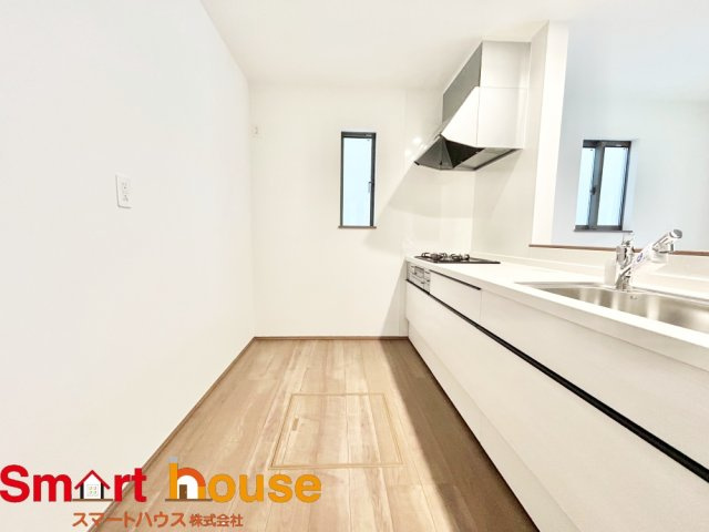 大和市下鶴間　新築1棟のキッチン|幅広いキッチンに冷蔵庫、カップボードなどを設置しても楽々と料理できます！
スペースにゆとりがあると気持ちもいいですね♪