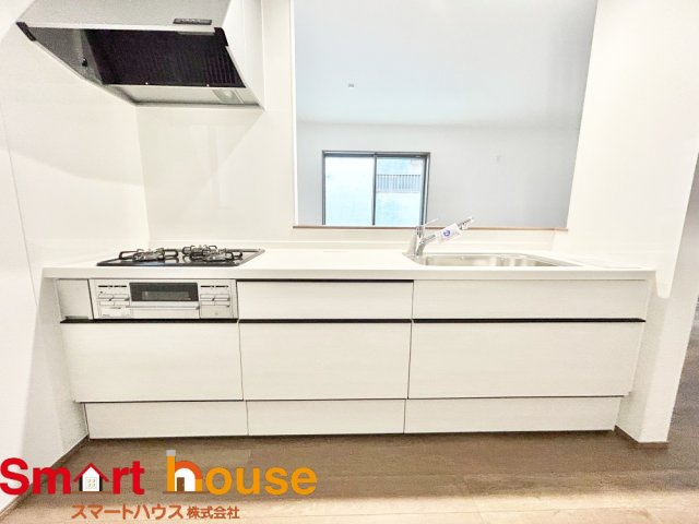 大和市下鶴間　新築1棟のキッチン|ダイニングからワークスペースを見渡せる、見せるキッチン。ダイニングとの空間のつながりが、スペースのゆとりを生み出します♪