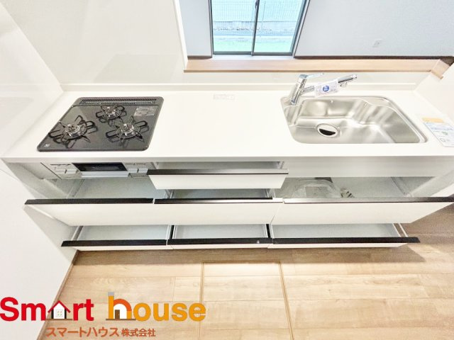 大和市下鶴間　新築1棟のキッチン|大容量収納付きキッチンは、調味料などをスッキリさせ綺麗な空間で気持のいい料理を手助けします！