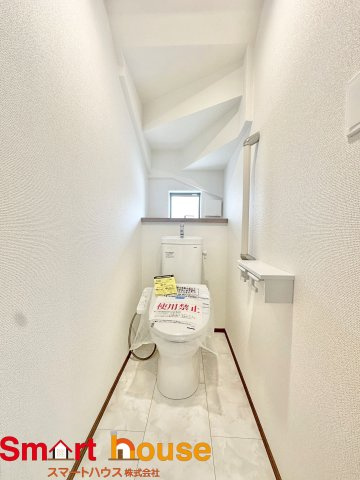 町田市成瀬　新築全4棟のトイレ|節水型でエコなトイレには、今では当たり前のウォシュレット付き。便座を温める機能もついていて、居心地良くてトイレから出られなくなるかも！換気用に換気扇はもちろん、窓も着いているので常に快適ですね