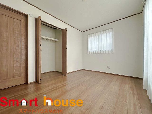 町田市成瀬　新築全4棟の洋室|家族一人ひとりの大切なプライベート空間。趣味に合わせて使って頂けるようシンプルに仕上げてあります。暮らし心地を大きく左右する収納を、適材適所に配置し使い勝手を考慮しました。