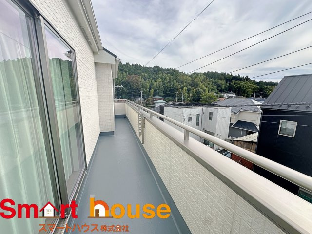 町田市成瀬　新築全4棟のバルコニー|陽当りの良いバルコニーは、物干しセットを追加すれば、一度にたくさんのお洗濯物が干せるのが魅力！バルコニーは洗濯物を干すだけの場所じゃなく、家族のゆとりのある時間を演出するプライベート空間。