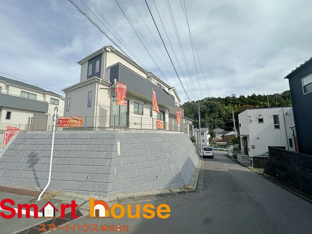 町田市成瀬　新築全4棟の前面道路含む現地写真|外壁が周囲の街並みと青空に生えるお洒落な仕上がり！周囲には高い建物のないエリア。青い空が大きく感じますね。