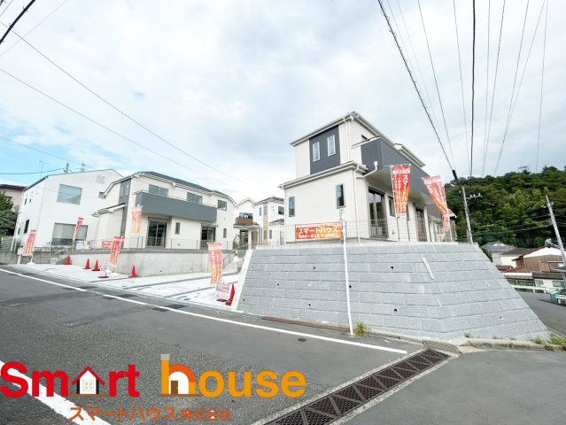 町田市成瀬　新築全4棟の前面道路含む現地写真|オシャレな外観は、人の目を引くだけではなく自慢したくなりますね！植木を置いたりアレンジは、自由です。自分の好みに仕上げましょう♪