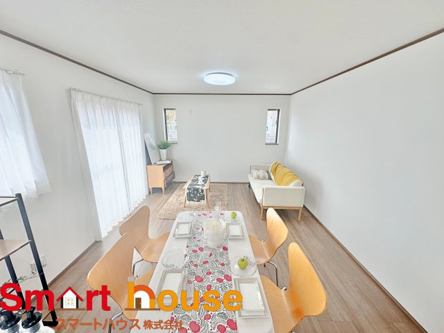 町田市成瀬　新築全4棟の居間・リビング|オープンでのびやかな空間を生み出す、こだわりの広がりとゆとり。家族と過ごす時間を大切にしたい方にぴったりの明るくゆとりある住空間です。