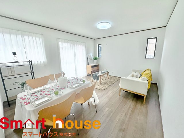 町田市成瀬　新築全4棟の居間・リビング|家族の笑い声が聞こえてきそうな大空間♪大きめのLDKはそれだけで心が和みます。家族揃ってリビングで過ごすお休みの日が、楽しみになる場所となることでしょう。