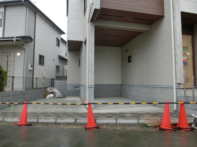 川越市仙波町　可変型3（4）LDK+カースペース２台付き　新築戸建ての駐車場