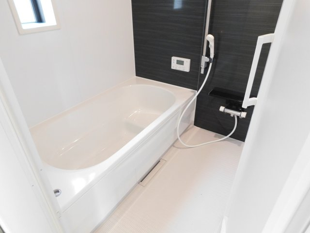 弥富市五之三町川平の新築一戸建の浴室|◇浴室◇　　広い１坪サイズ（ＬＩＸＩＬ）・浴室乾燥機・追い焚き機能付・断熱浴槽・エコベンチ浴槽・キレイサーモフロア・スライドバーシャワー・オートバス・バリアフリーバス・浴室窓あり