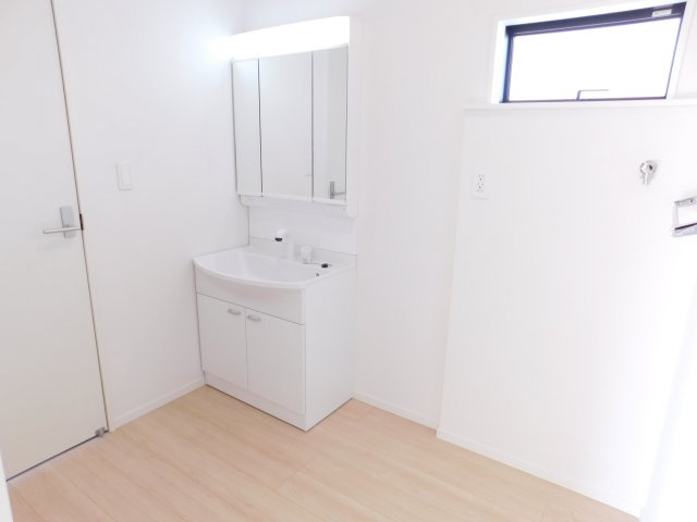 弥富市五之三町川平の新築一戸建の独立洗面台|◇洗面室◇　　広い洗面室！！　三面鏡シャワードレッサー　くもり止め仕様