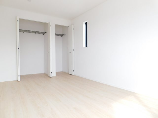 弥富市五之三町川平の新築一戸建の洋室|◇洋室◇　　南面で明るい洋室７．５帖　収納２ヵ所完備！