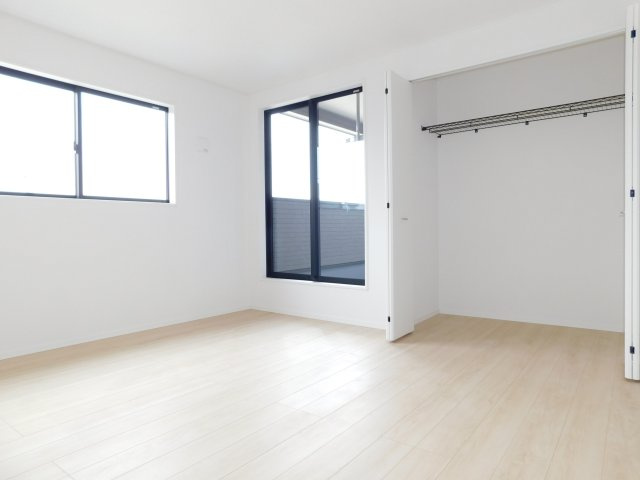弥富市五之三町川平の新築一戸建の洋室|◇洋室◇　　南面で明るい洋室８．０帖　全居室収納完備！