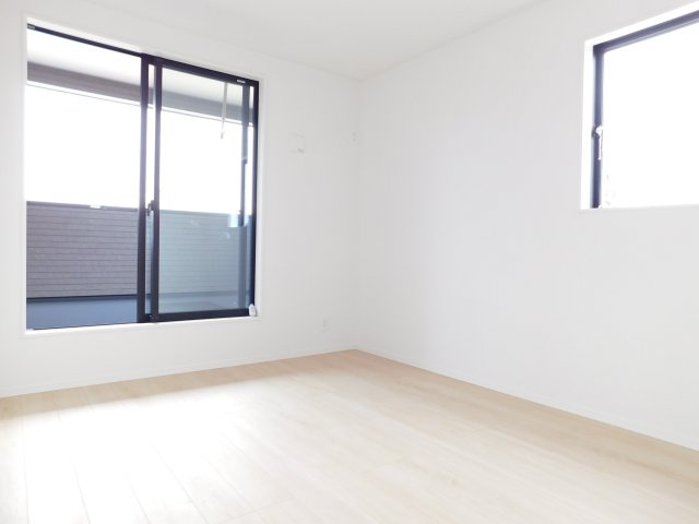 弥富市五之三町川平の新築一戸建の洋室|◇洋室◇　　南面で明るい洋室６．５帖　全居室収納完備！　バルコニー付き♪