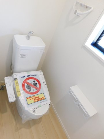 弥富市五之三町川平の新築一戸建のトイレ|◇トイレ◇　　１階・２階ウォシュレット　節水タイプ　温水シャワー　収納付き
