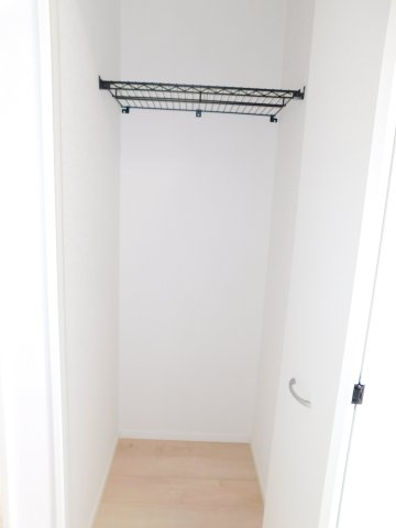弥富市五之三町川平の新築一戸建の収納|◇１階ホール収納◇　　掃除道具の収納や日用品のストックに便利です♪